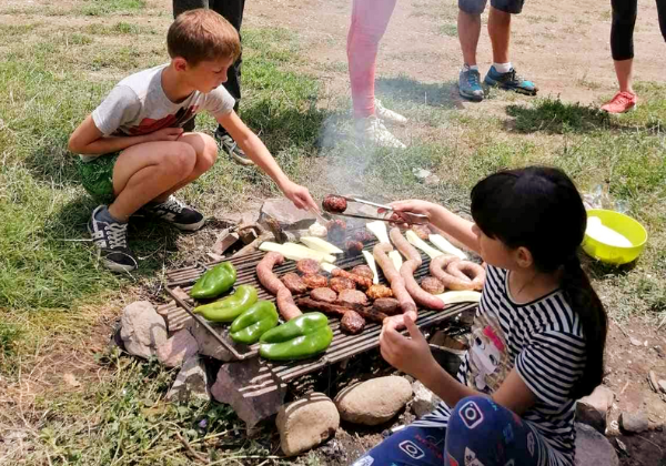 Планинска разходка и пикник на хижа за децата от Долна баня